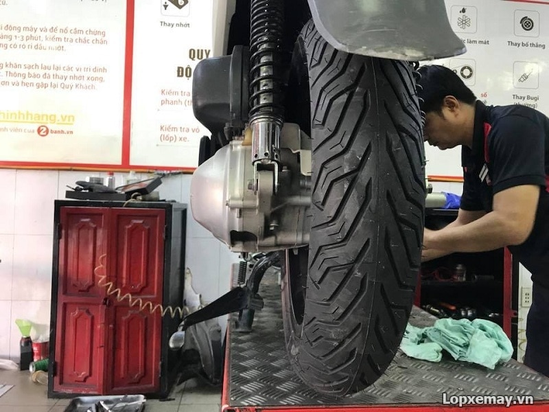 Thay lốp xe máy michelin cho sh300i tốt không giá lốp xe sh300i - 1