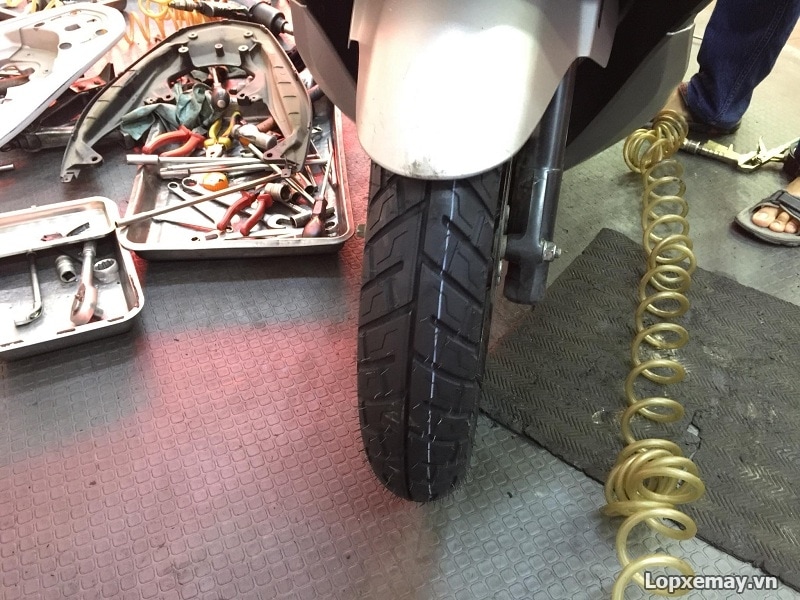 Thay lốp xe máy michelin cho pcx 2018 - 3