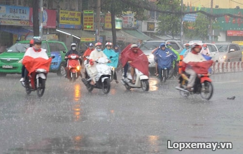 Thay vỏ xe máy phù hợp cho mùa mưa - 1
