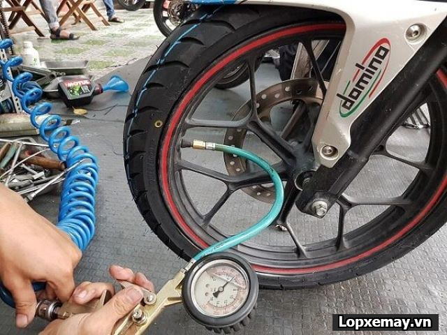 Bơm lốp xe máy bao nhiêu kg là đủ và đúng - 1