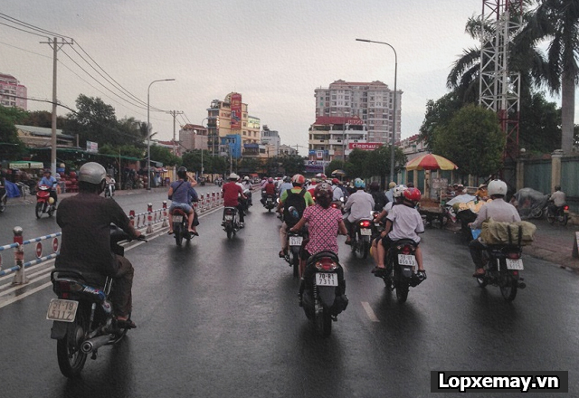 Nguyên tắc an toàn khi chạy xe máy mùa mưa đường trơn trượt - 3