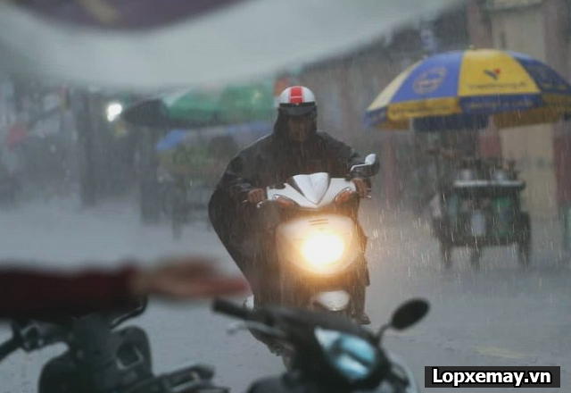 Nguyên tắc an toàn khi chạy xe máy mùa mưa đường trơn trượt - 4