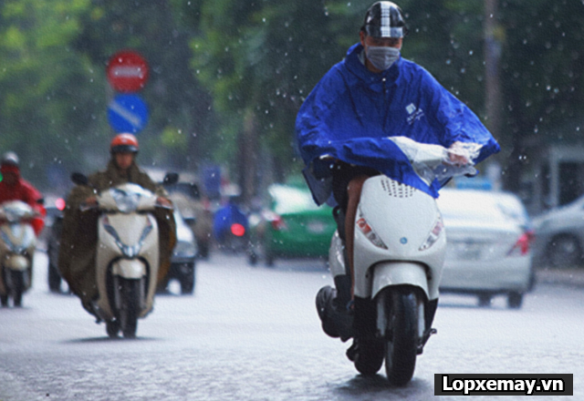 Nguyên tắc an toàn khi chạy xe máy mùa mưa đường trơn trượt - 1