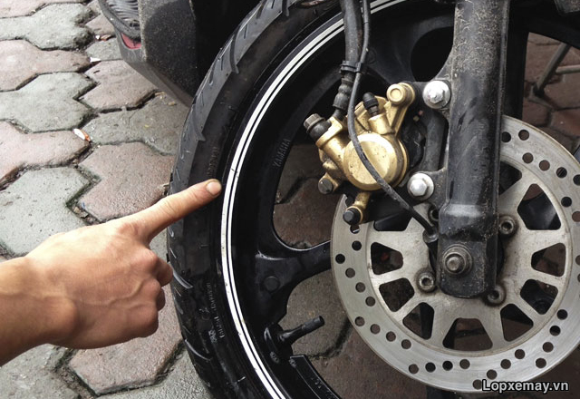 Thành lốp xe máy bị thủng rách tại sao không nên vá - 2