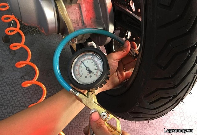 Lốp xe máy bơm bao nhiêu bar là đủ - 5