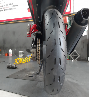 Lốp Michelin Pilot Moto GP 100/80-17 cho R15, CBR150