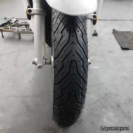 Lốp xe máy Pirelli 110/70-16 Angel Scooter cho bánh trước xe SH300i...