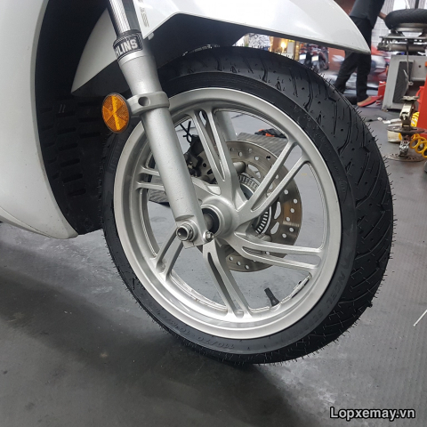 Lốp xe máy Pirelli 110/70-16 Angel Scooter cho bánh trước xe SH300i...